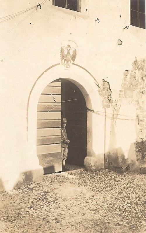 01 Castello GO ingresso caserma   1916.jpg