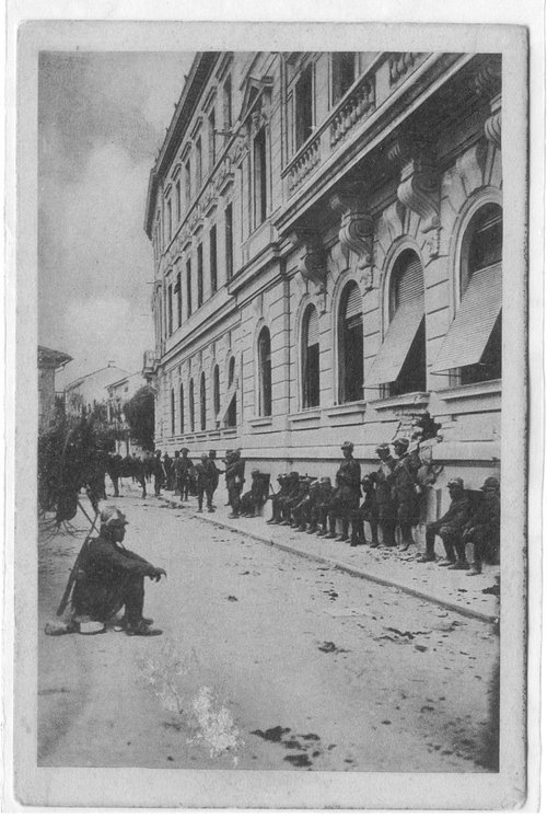 Tribunale   Sosta di soldati presso il Tribunale   Palazzo del Tribunale già Tribunale   sede del Comando Austriaco, 1916.jpg